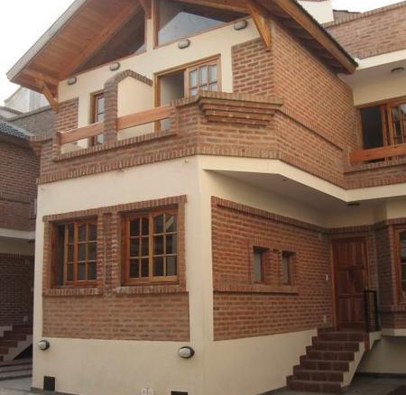 Tipo casa en triplex, con cochera, trerraza