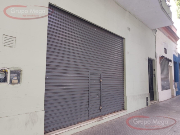 Local a la calle con baño impecable