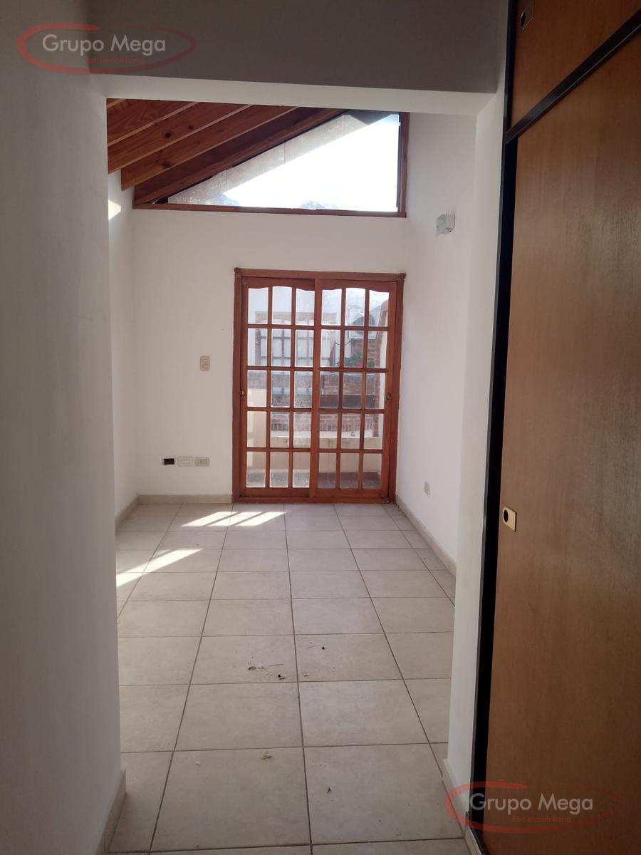 Tipo casa en triplex, con cochera, trerraza