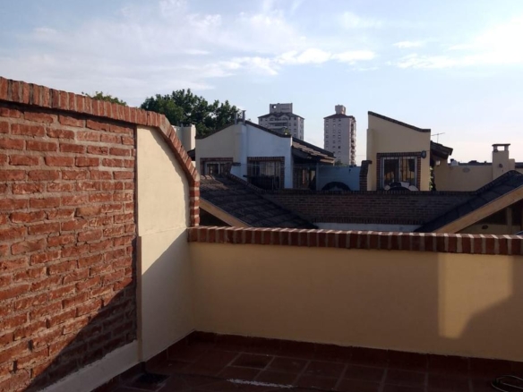 Tipo casa en triplex, con cochera, trerraza
