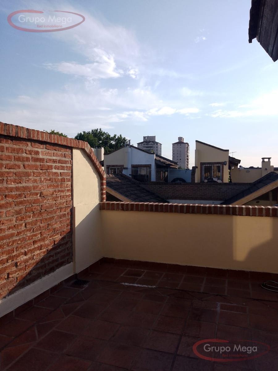 Tipo casa en triplex, con cochera, trerraza