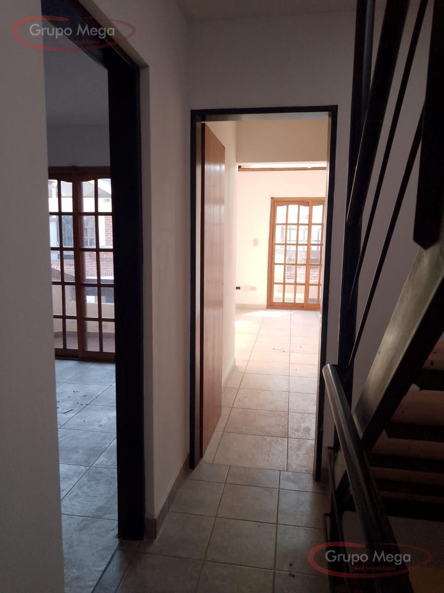Tipo casa en triplex, con cochera, trerraza