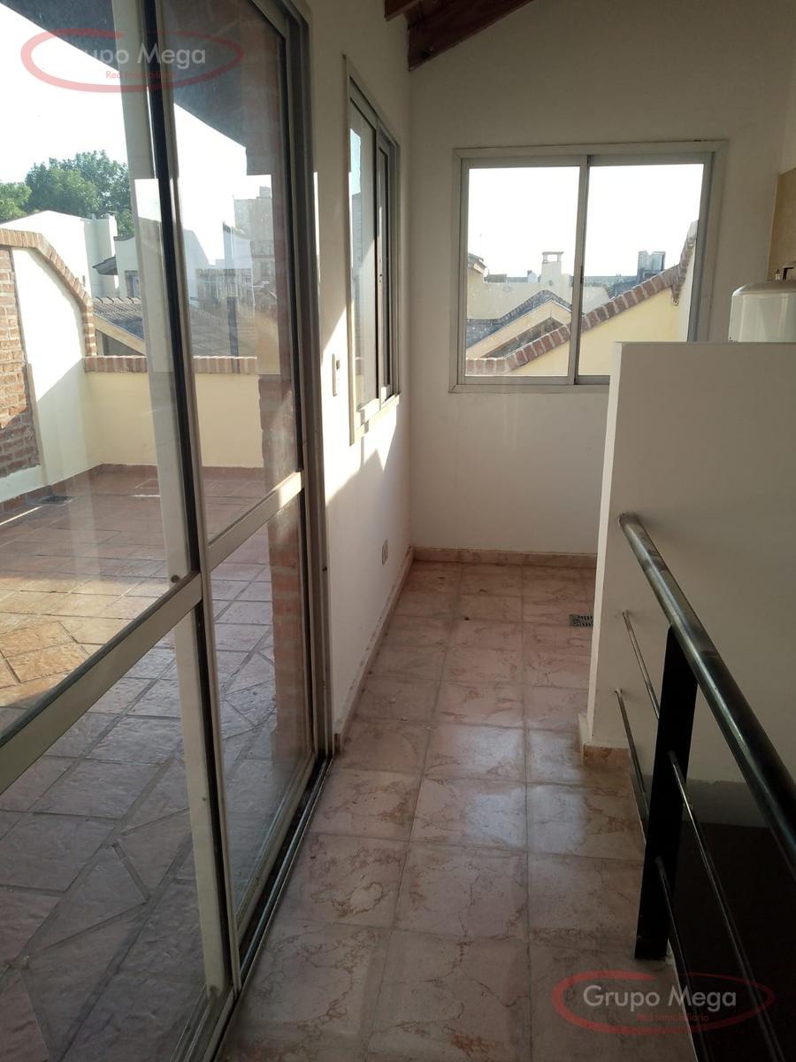 Tipo casa en triplex, con cochera, trerraza