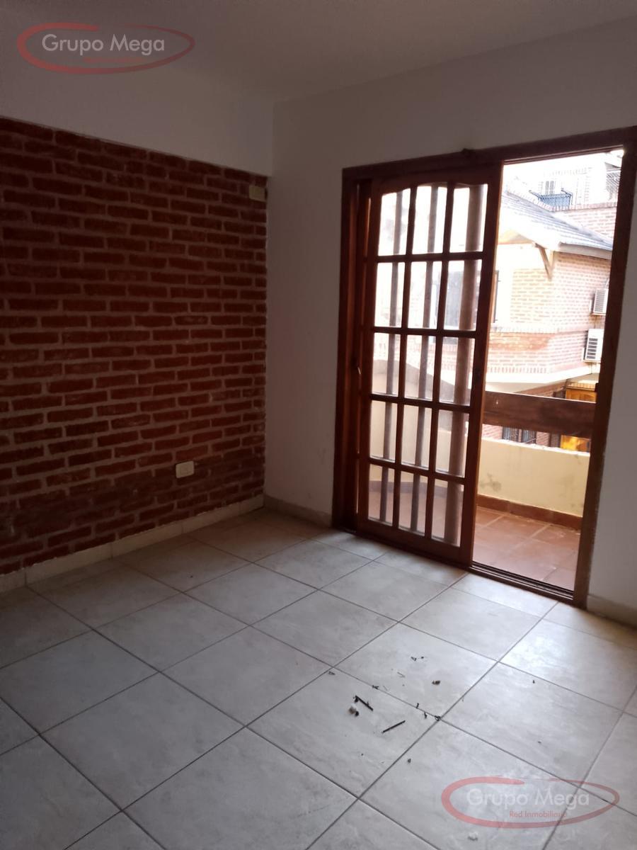 Tipo casa en triplex, con cochera, trerraza