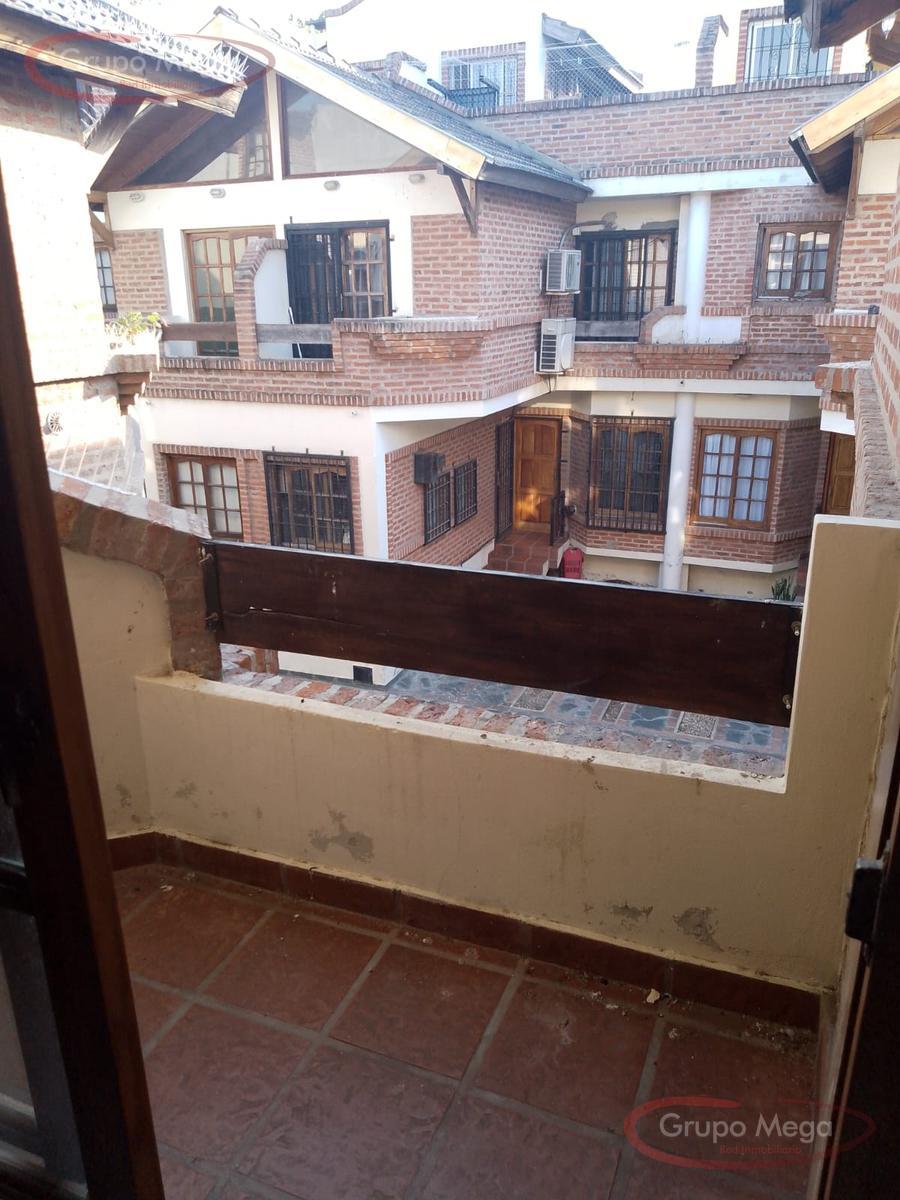 Tipo casa en triplex, con cochera, trerraza