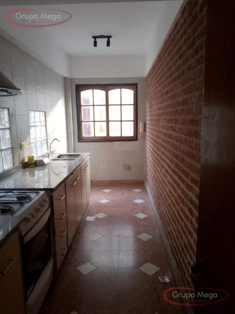 Tipo casa en triplex, con cochera, trerraza