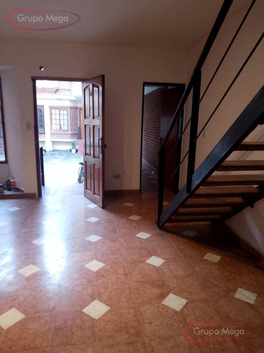 Tipo casa en triplex, con cochera, trerraza