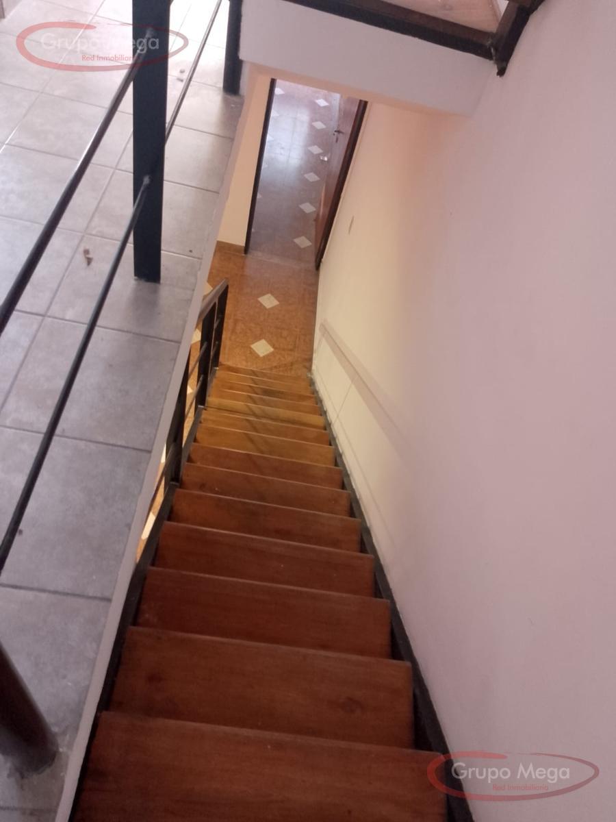 Tipo casa en triplex, con cochera, trerraza