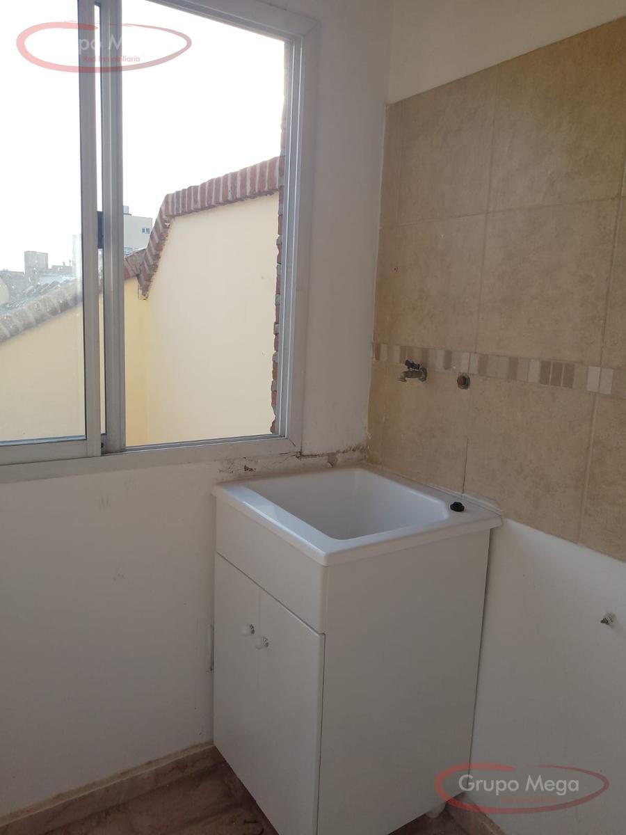 Tipo casa en triplex, con cochera, trerraza