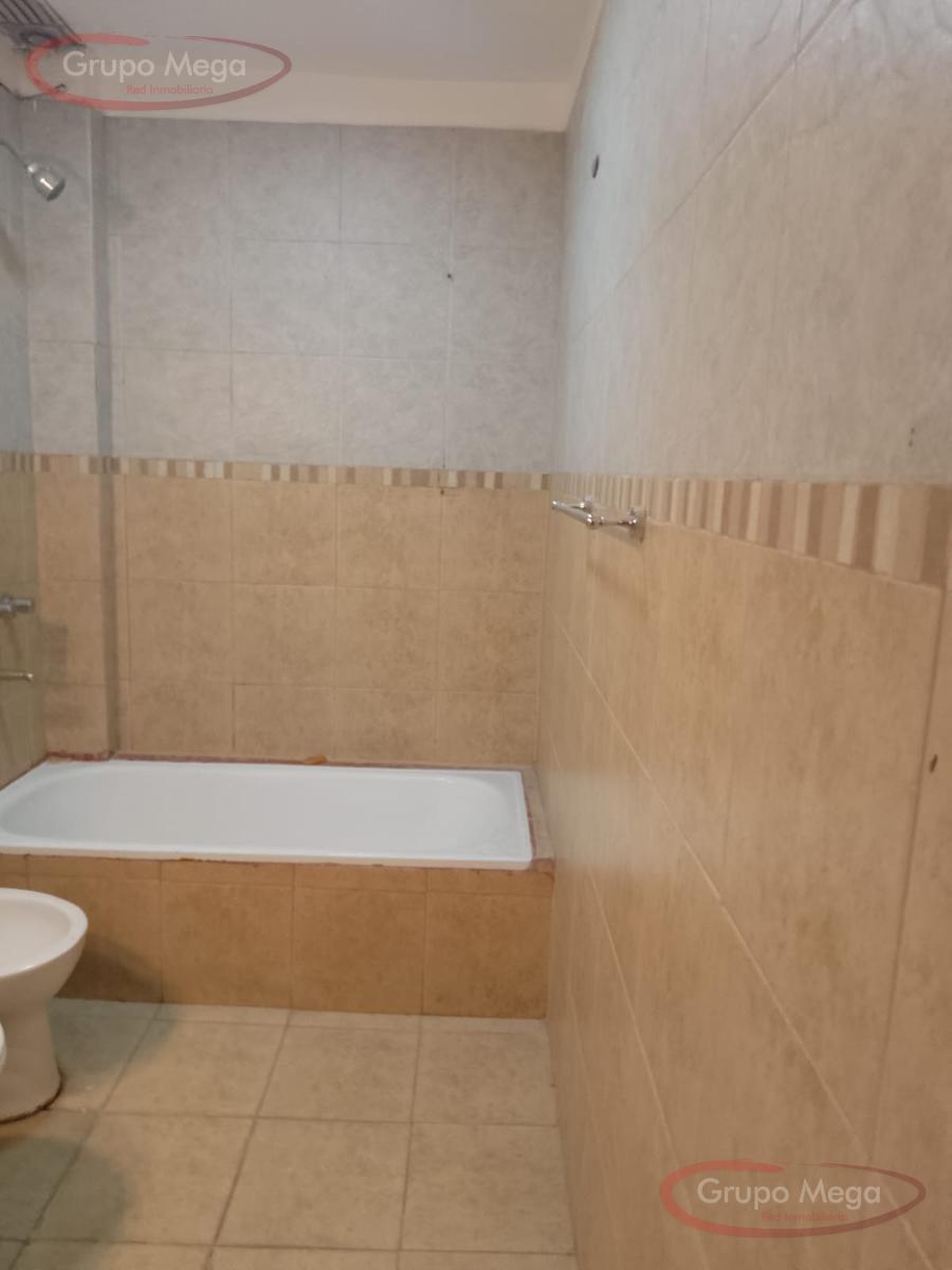 Tipo casa en triplex, con cochera, trerraza