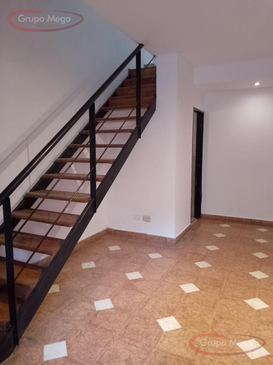 Tipo casa en triplex, con cochera, trerraza