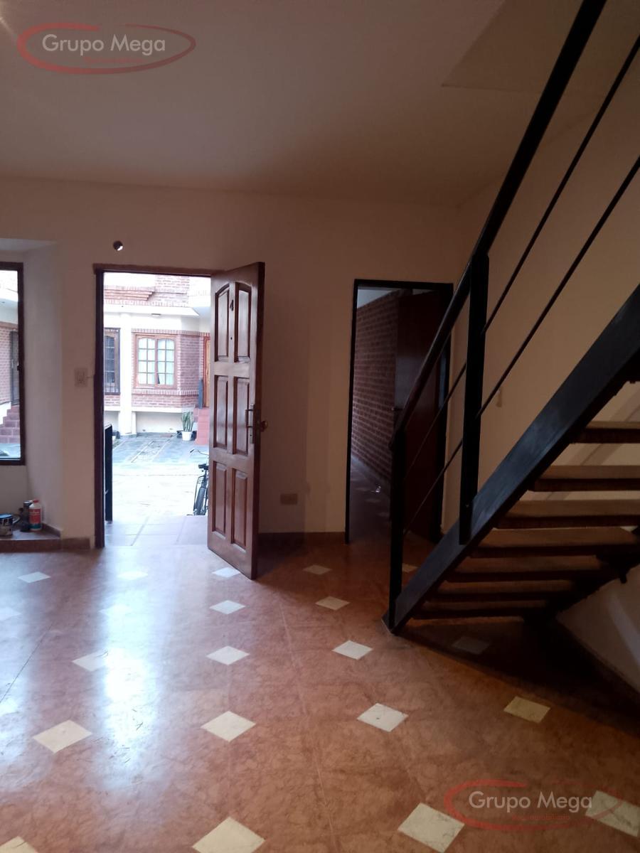 Tipo casa en triplex, con cochera, trerraza