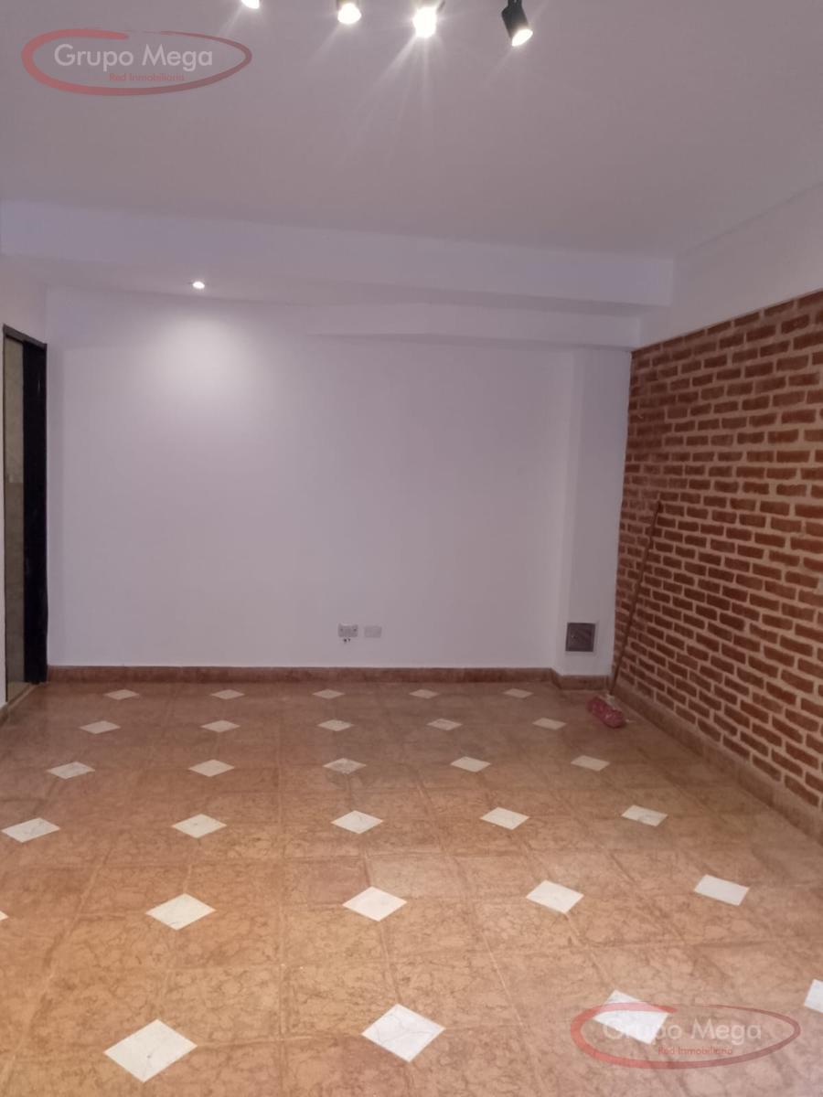 Tipo casa en triplex, con cochera, trerraza