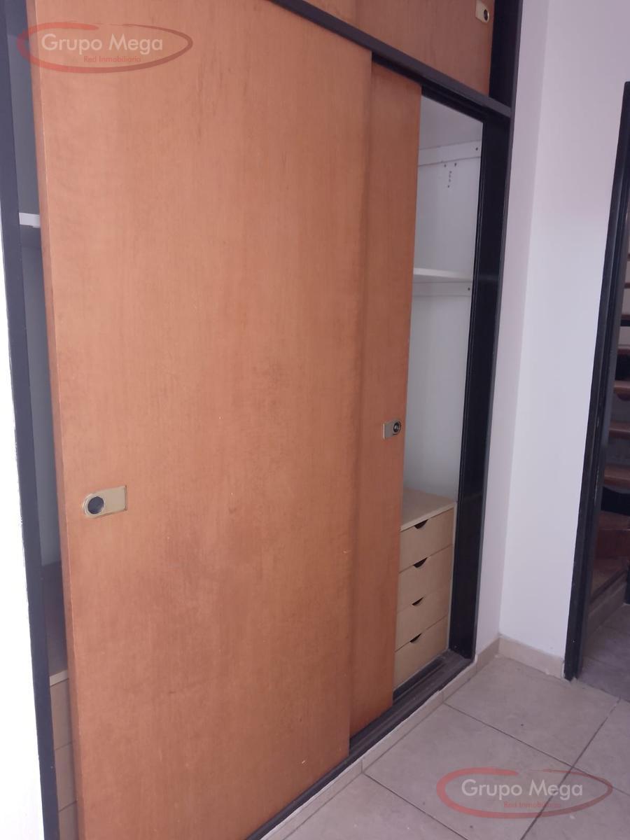 Tipo casa en triplex, con cochera, trerraza