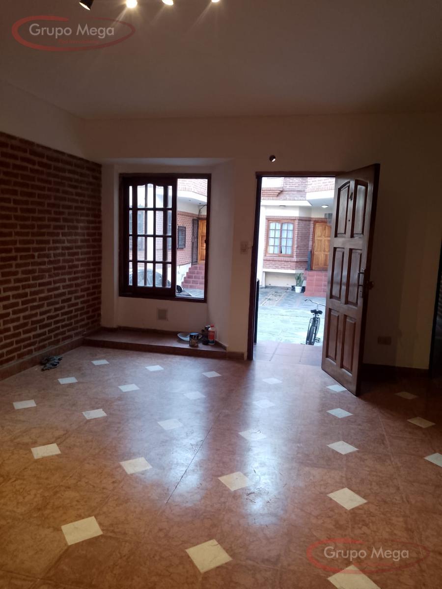 Tipo casa en triplex, con cochera, trerraza