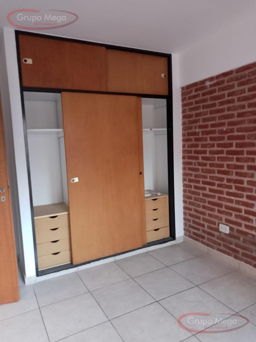 Tipo casa en triplex, con cochera, trerraza