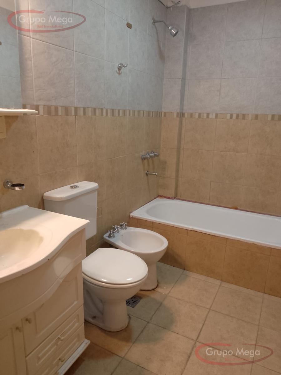 Tipo casa en triplex, con cochera, trerraza