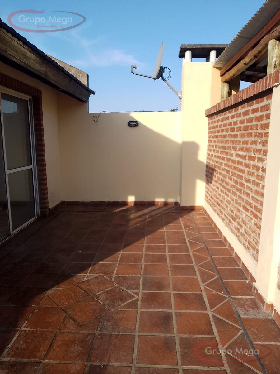 Tipo casa en triplex, con cochera, trerraza