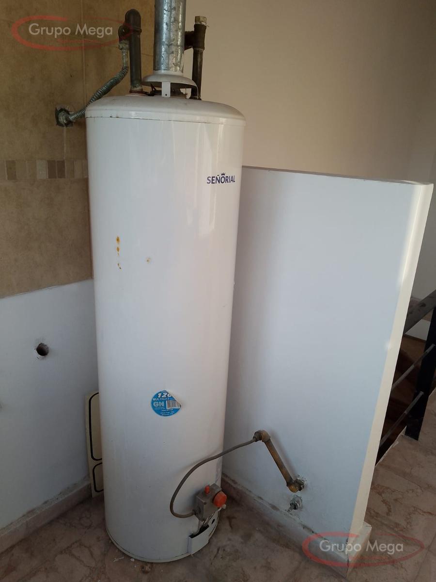 Tipo casa en triplex, con cochera, trerraza