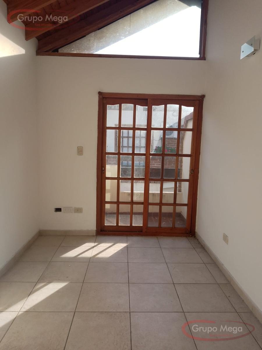 Tipo casa en triplex, con cochera, trerraza