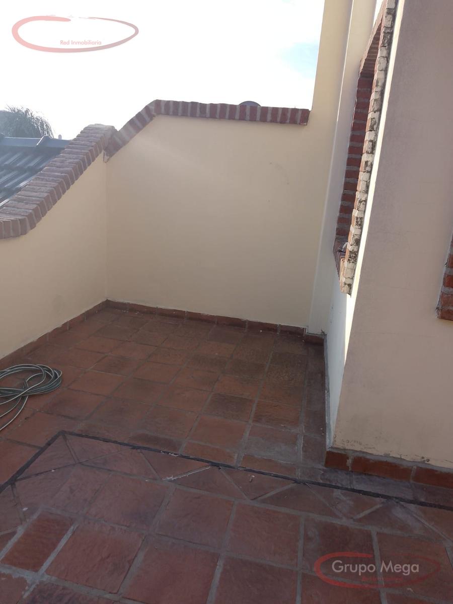 Tipo casa en triplex, con cochera, trerraza