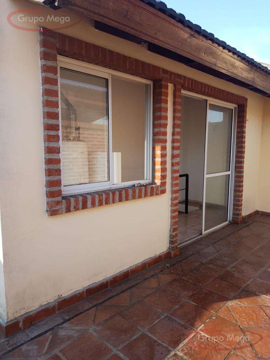 Tipo casa en triplex, con cochera, trerraza